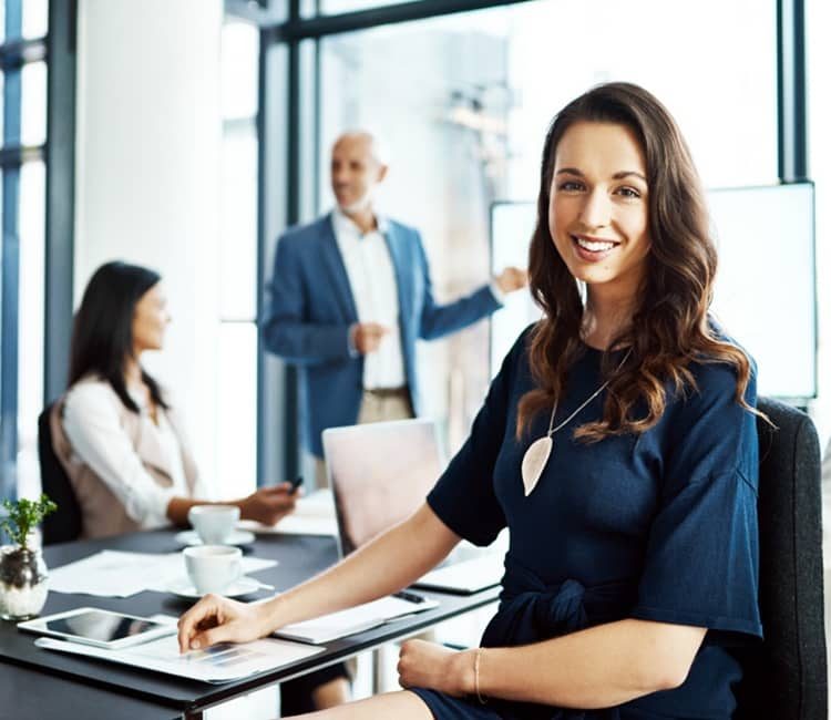 Recruiting Beraterin in professionellem Beratungsgespräch in moderner Büroumgebung